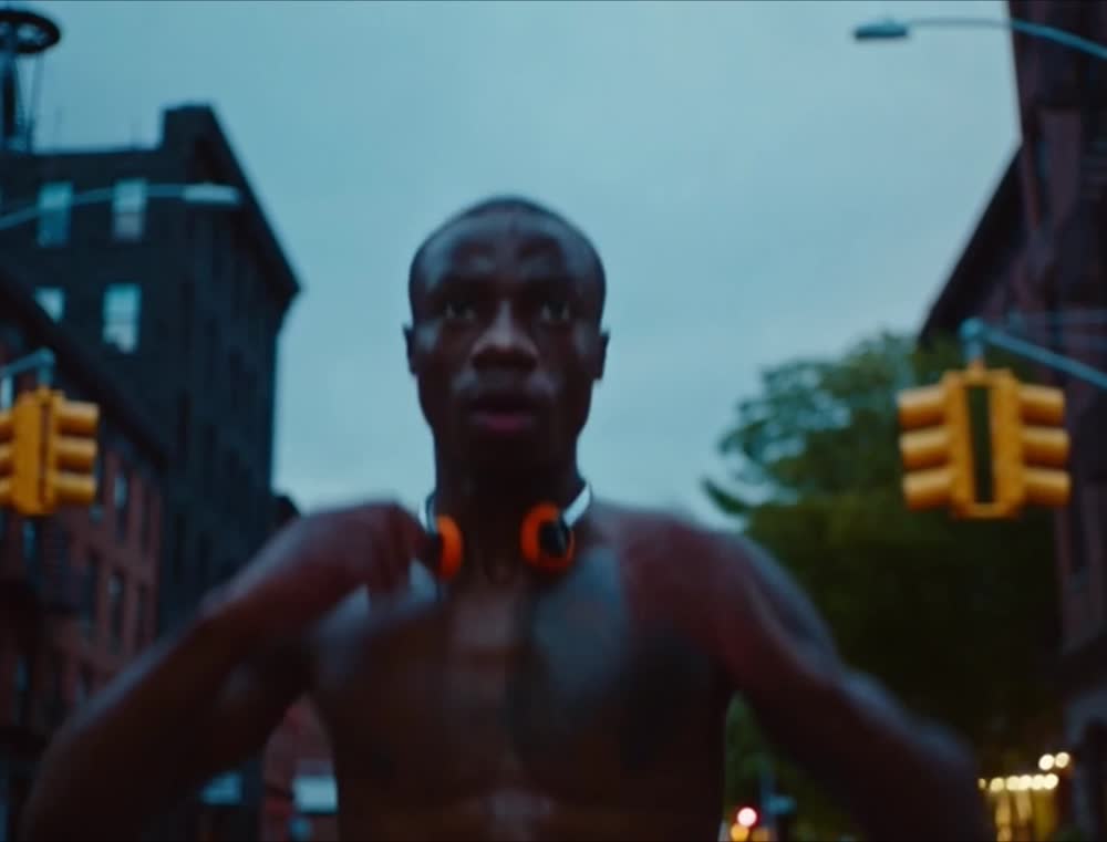 Un coureur dans une rue urbaine, extrait du film de démonstration