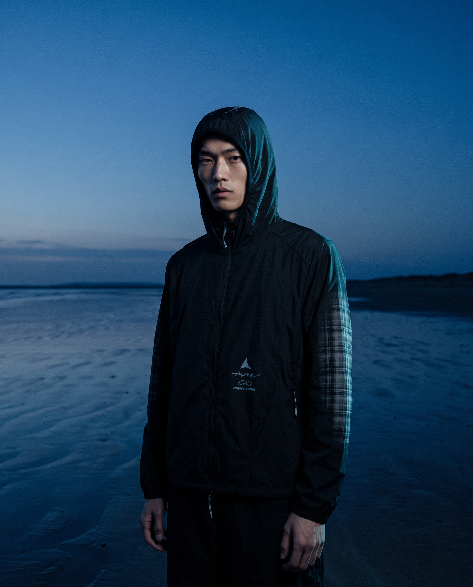 Silhouette en tenue technique sur une plage à l’heure bleue